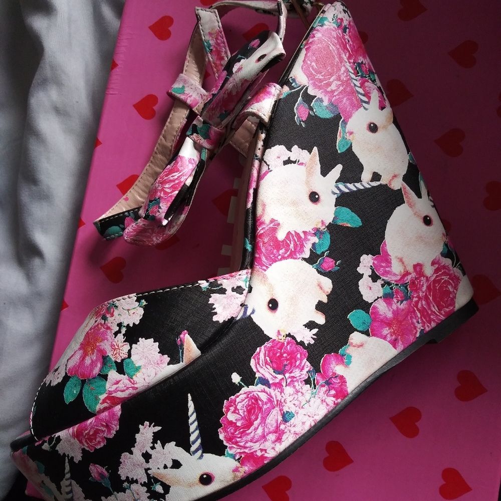 Buns and Roses peep toe wedge